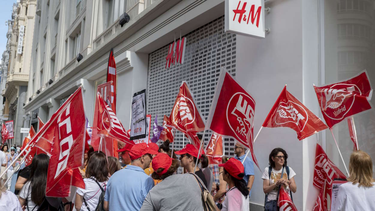 Trabajadores de H&M se manifiestan ante la tienda de la cadena sueca en Gran Vía (Madrid). EP