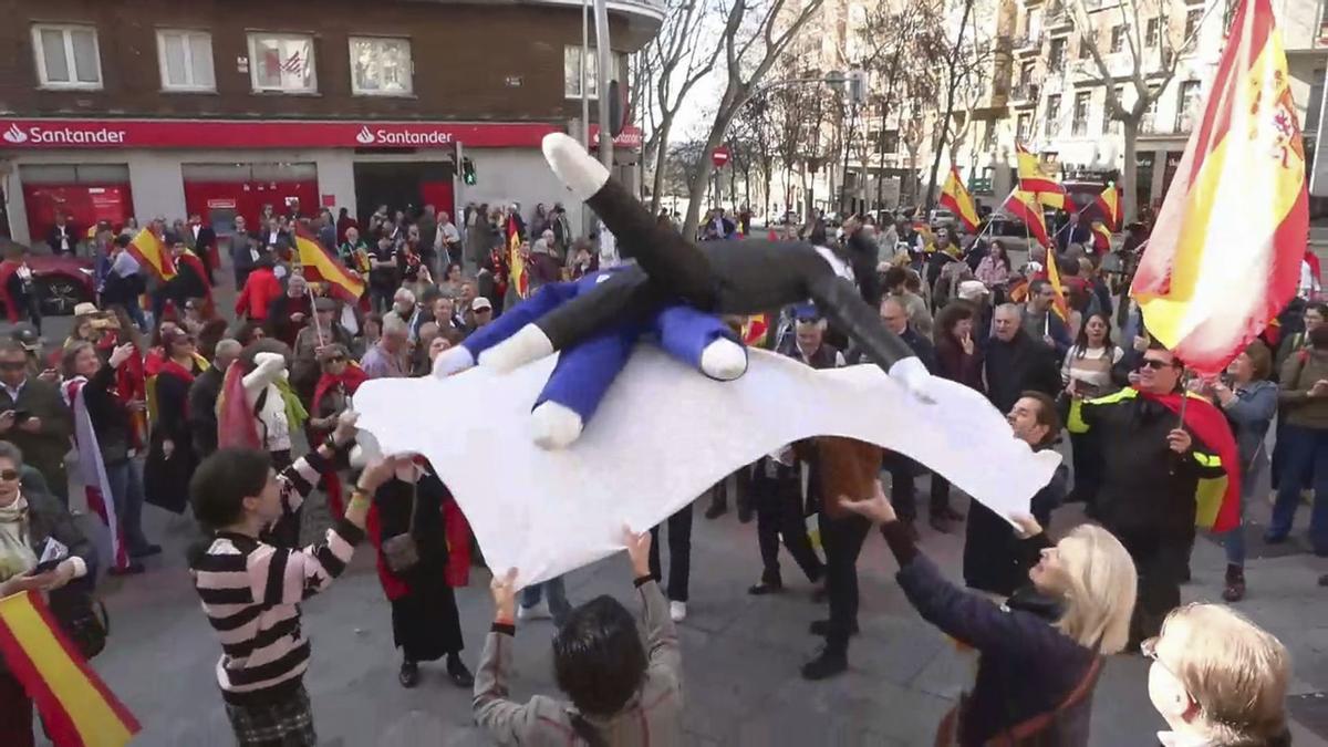 Simpatizantes del PP se marcan un Abascal y piden “colgar de los pies” a Pedro Sánchez