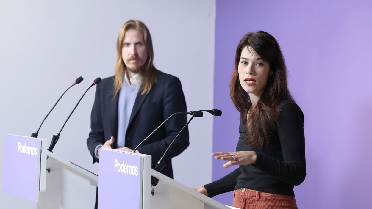 Los portavoces de Podemos Pablo Fernández e Isa Serra. EP
