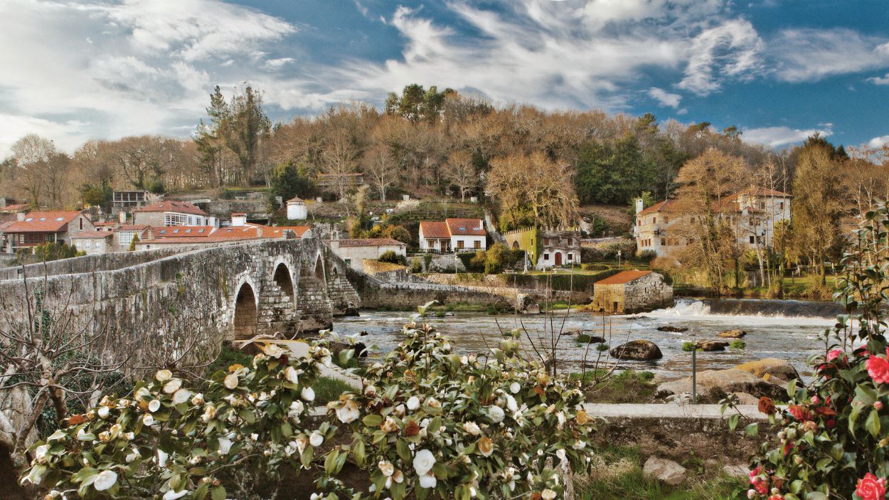 Panorámica de Ponte Meceira (Galicia) atravesado por el río Tambre. Asociación de los Pueblos más Bonitos de España