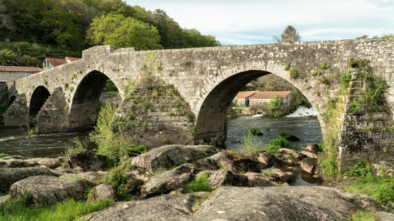 Puente románico de Ponte Maceira atravesado por el río Tambre, Galicia. 