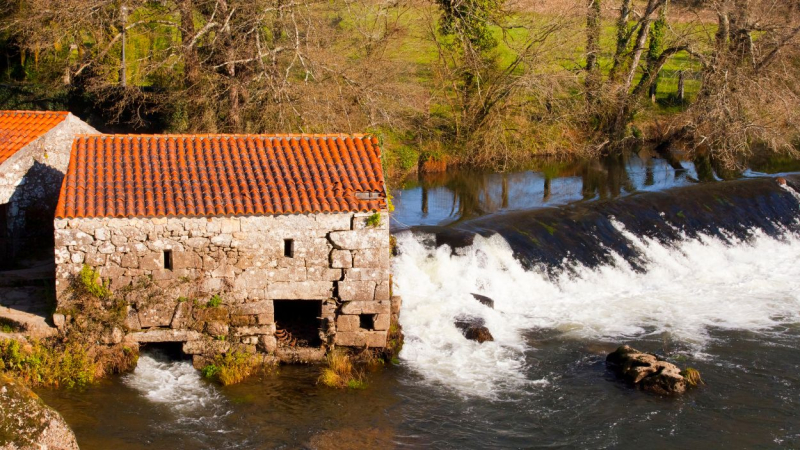 Molino harinero situado a orillas del río Tambre, en Ponte Maceira, Galicia.