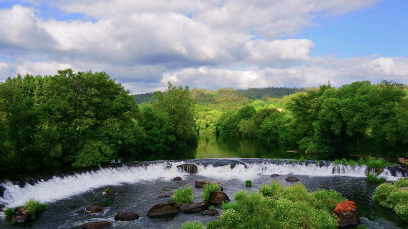 El río Tambre que atraviesa el pueblo gallego de Ponte Maceira. 