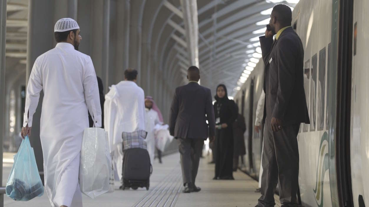 Viajeros de los servicios de alta velocidad de Renfe que unen las ciudades saudíes de La Meca y Medina