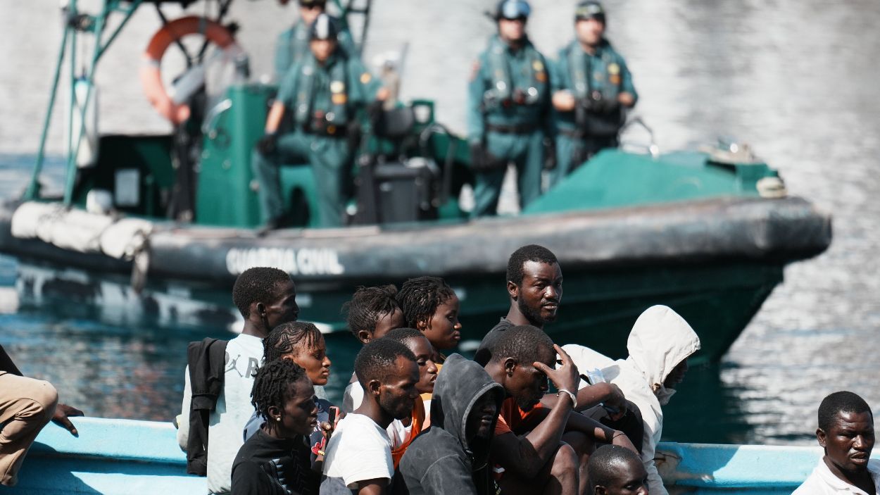 Decenas de migrantes a su llegada al puerto de La Restinga en El Hierro (Canarias). EP.
