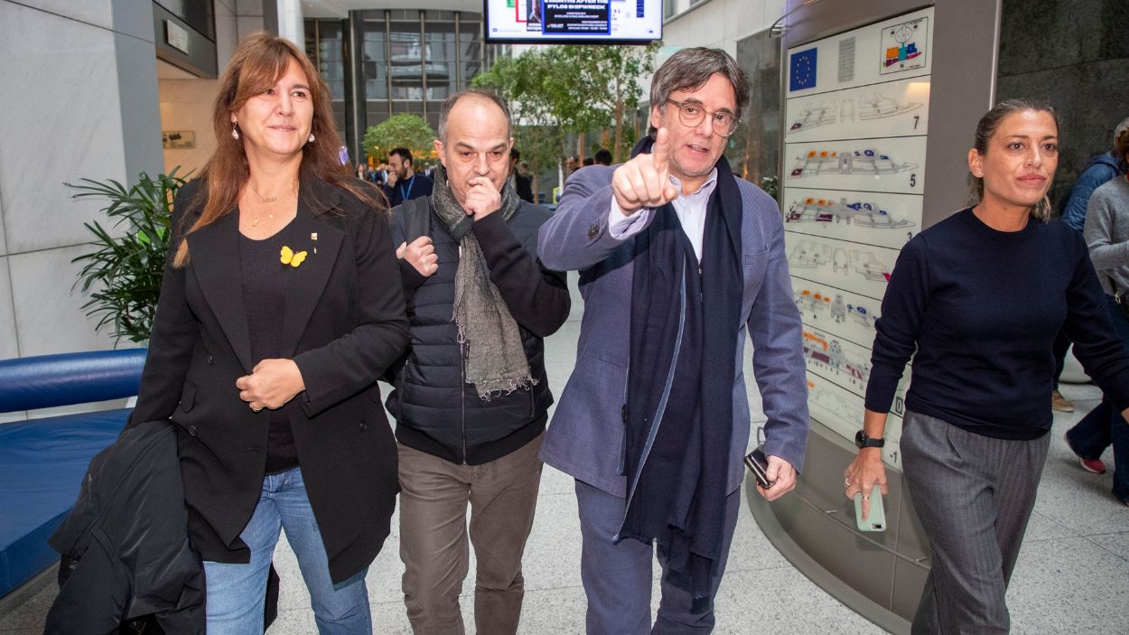 El expresident de la Generalitat, Carles Puigdemont, flanqueado por Laura Borrás, Jordi Turull y Míriam Nogueras. EP. 