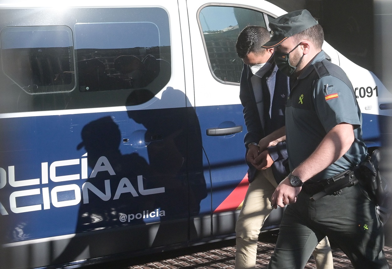 Imagen de uno de los acusados en el momento en que pasó a disposición judicial a los pocos días de la muerte de Samuel Luiz (Foto: Europa Press).