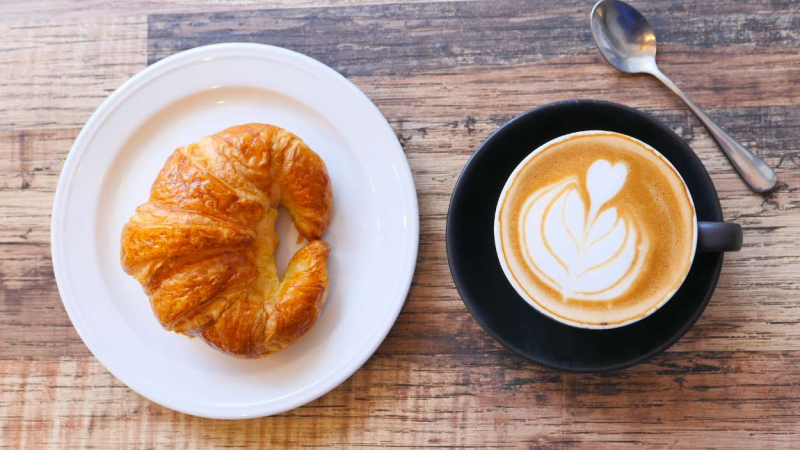 Es muy típico tomarte el croissant en el desayuno