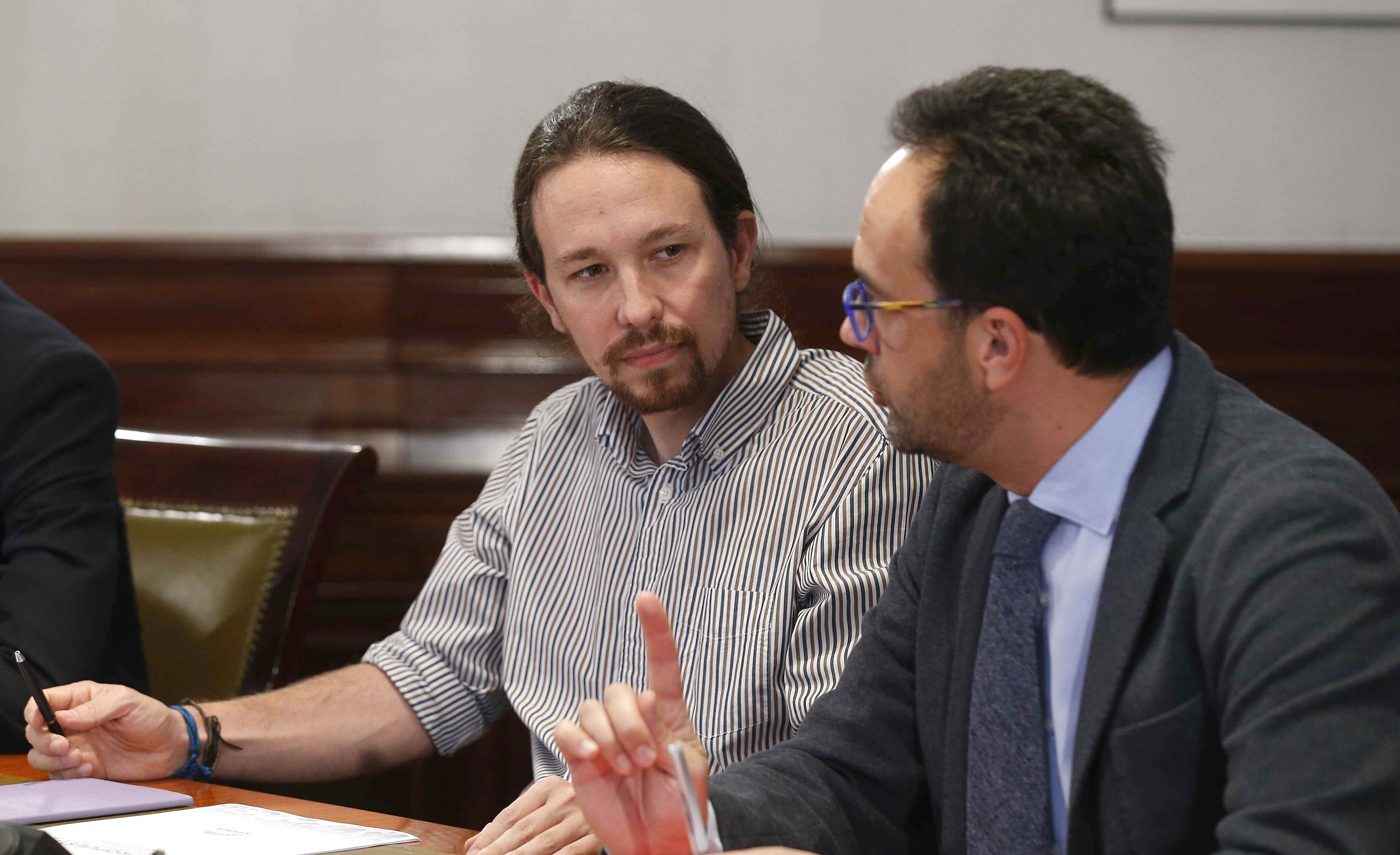 El líder de Podemos, Pablo Iglesias, y el portavoz socialista en el Congreso, Antonio Hernando, en una imagen de arhivo