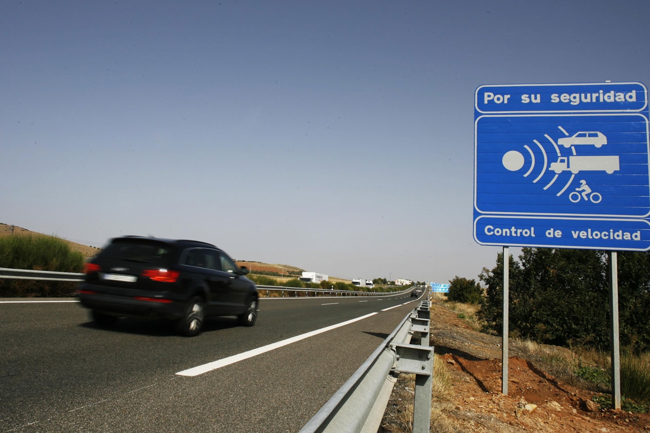 Radar de velocidad en una carretera