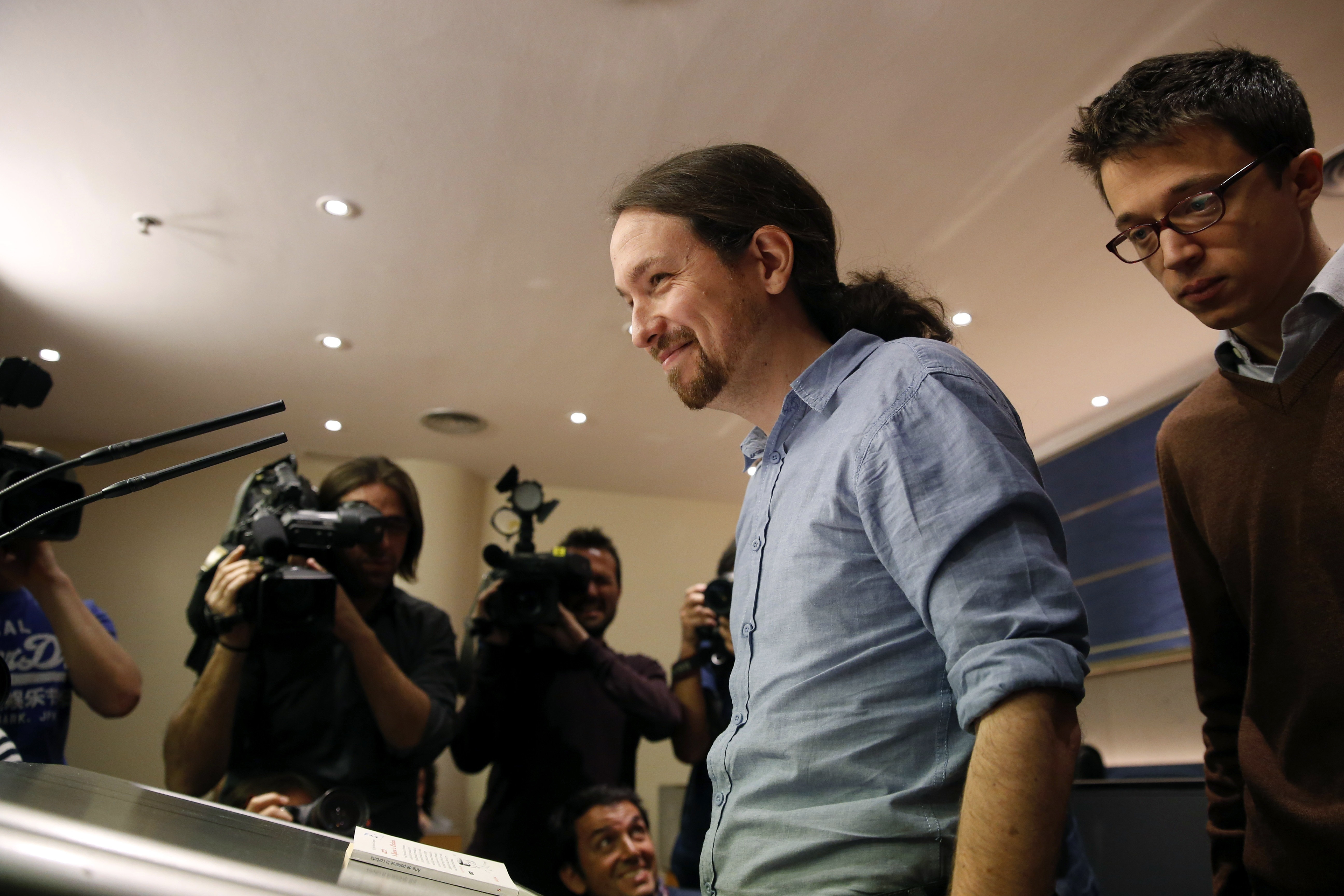 El líder de Podemos, Pablo Iglesias, acompañado del número dos, íñigo Errejón, a su llegada a la rueda de prensa que han ofrecido hoy en el Congreso.