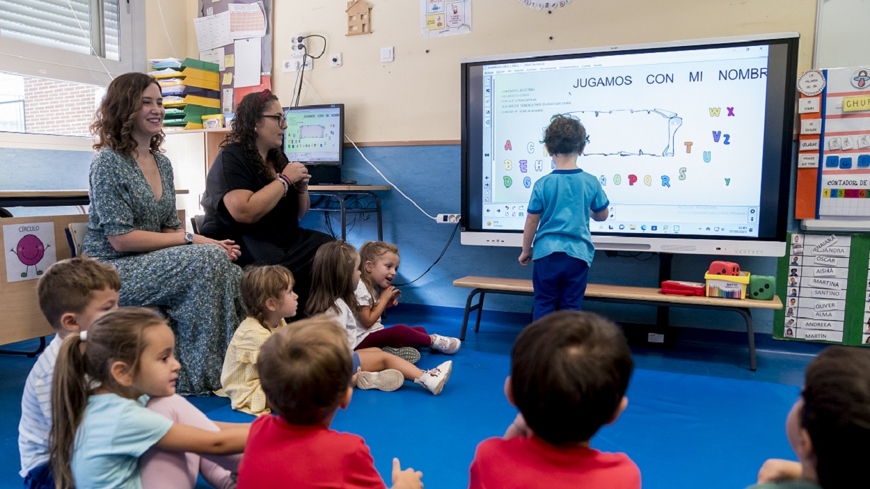 La presidenta de la Comunidad de Madrid, Isabel Díaz Ayuso, en un colegio