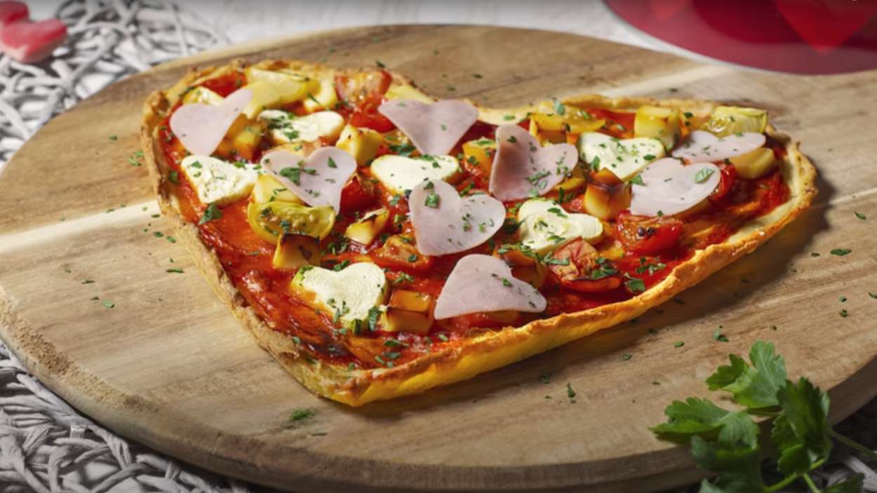 La exquisita receta de la pizza de San Valentín con la que te dirá “sí, quiero” | YouTube / Lidl