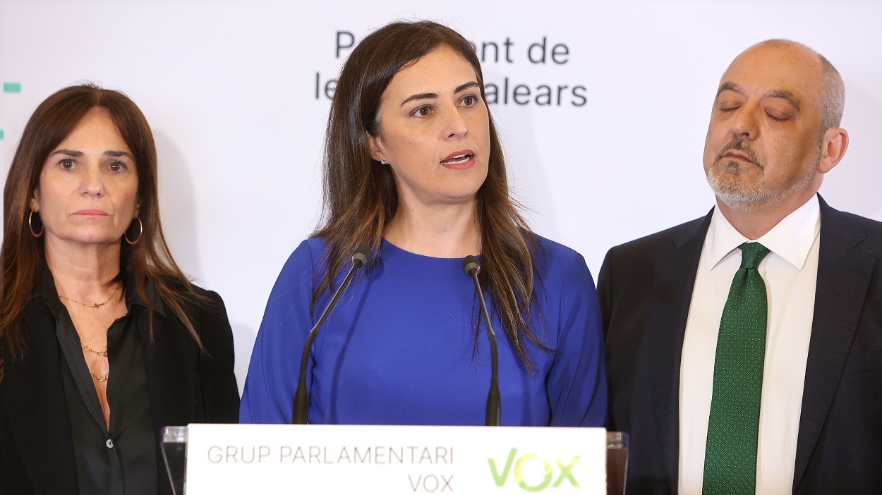Manuela Cañadas (i), Idoia Ribas (c), y Sergio Rodríguez (d), tres de los parlamentarios castigados por Vox. EP
