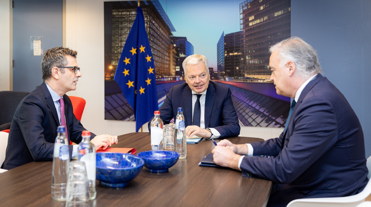 Bolaños y Pons con Reynders en Bruselas. EP
