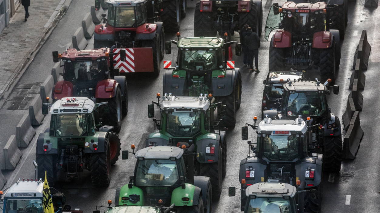 Agricultores portugueses se suman a los galos y cortan varías fronteras entre España y Portugal. EP.