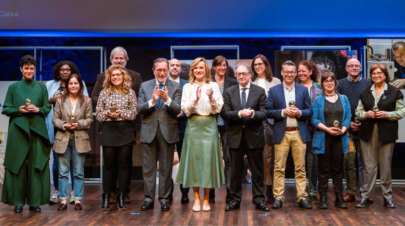 Foto de familia de las entidades galardonadas en la 8ª edición de los Premios a la Innovación Social de la Fundación "la Caixa"