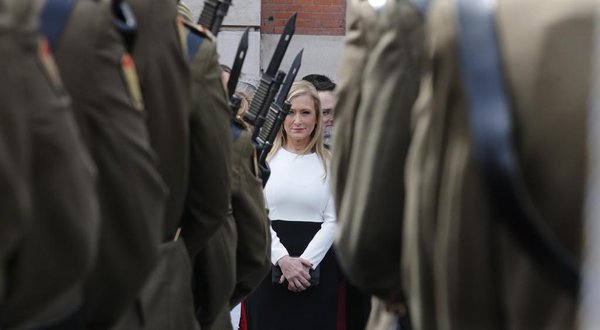 La presidenta de la Comunidad de Madrid, Cristina Cifuentes, durante un desfile militar.