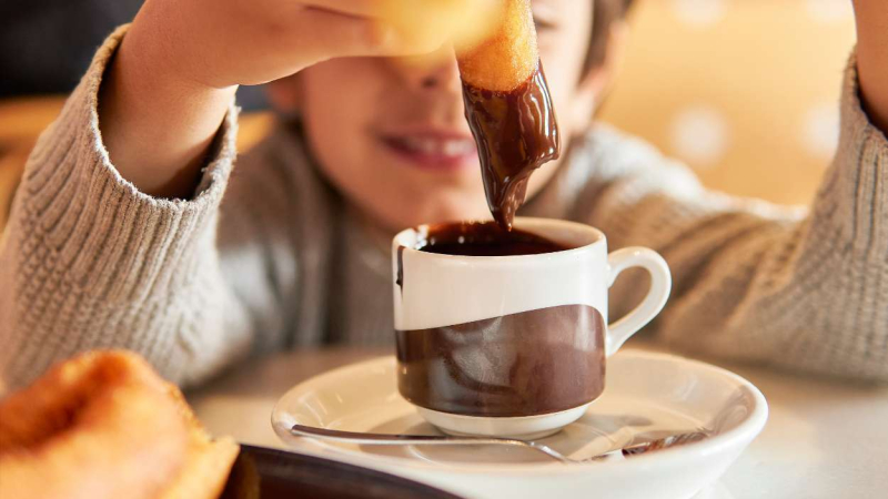 Deliciosos churros con chocolate