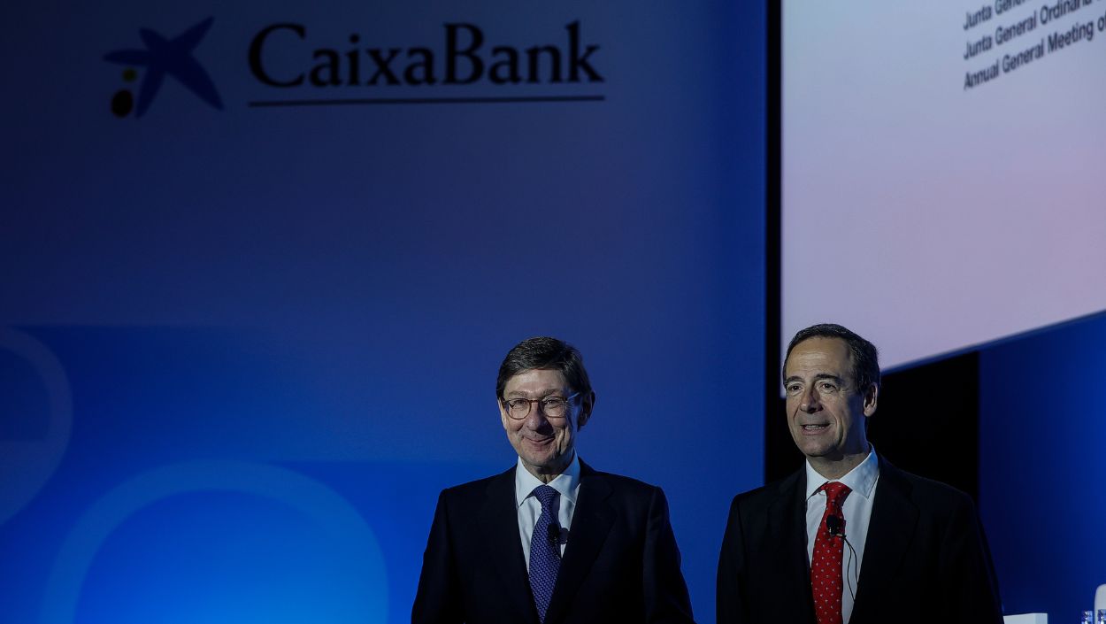 El presidente y el consejero delegado de CaixaBank durante la última junta de accionistas. EP