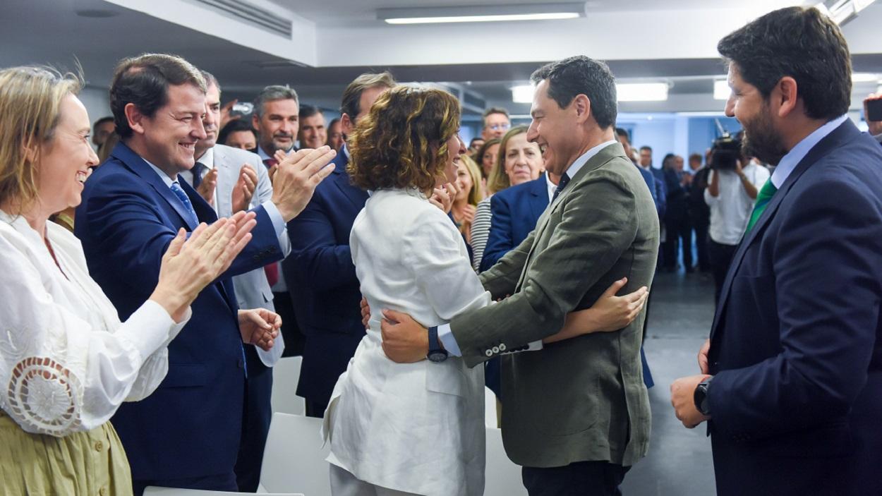 La presidenta de la Comunidad de Madrid, Isabel Díaz Ayuso, y el líder de Andalucía, Juanma Moreno Bonilla