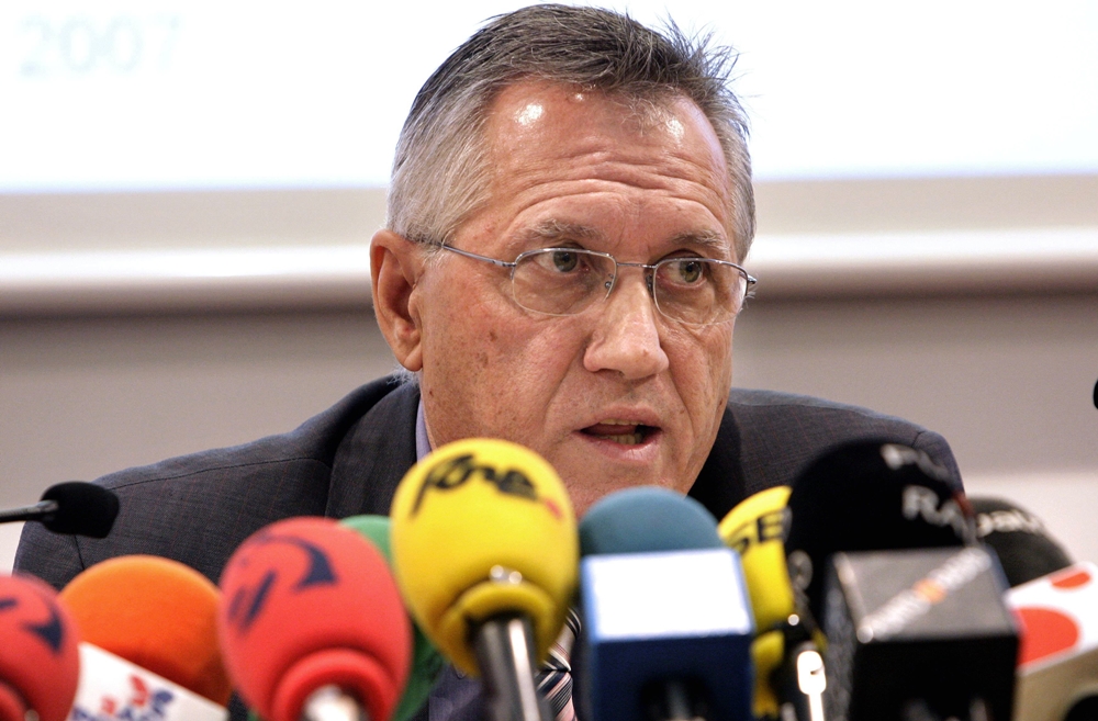 Francisco José Llera, director del Euskobarómetro, durante la presentación del último sondeo.