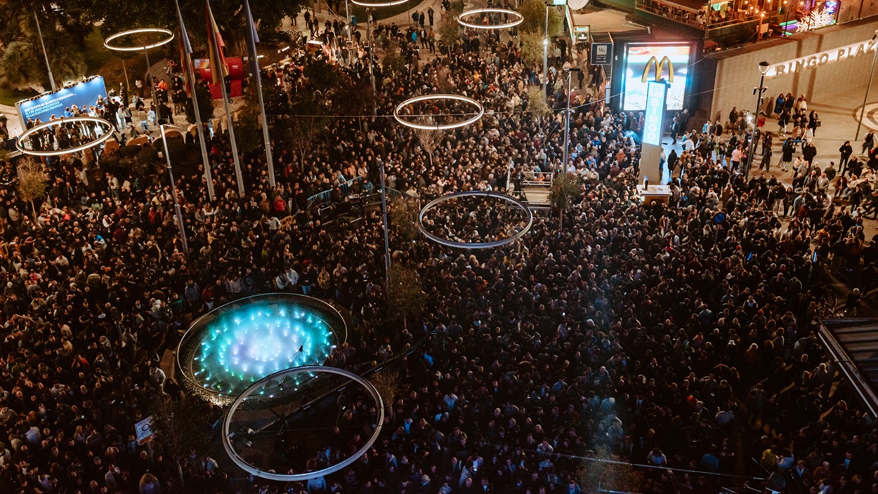 Centenares de personas asisten al concierto especial del Benidorm Fest 2024. EP.