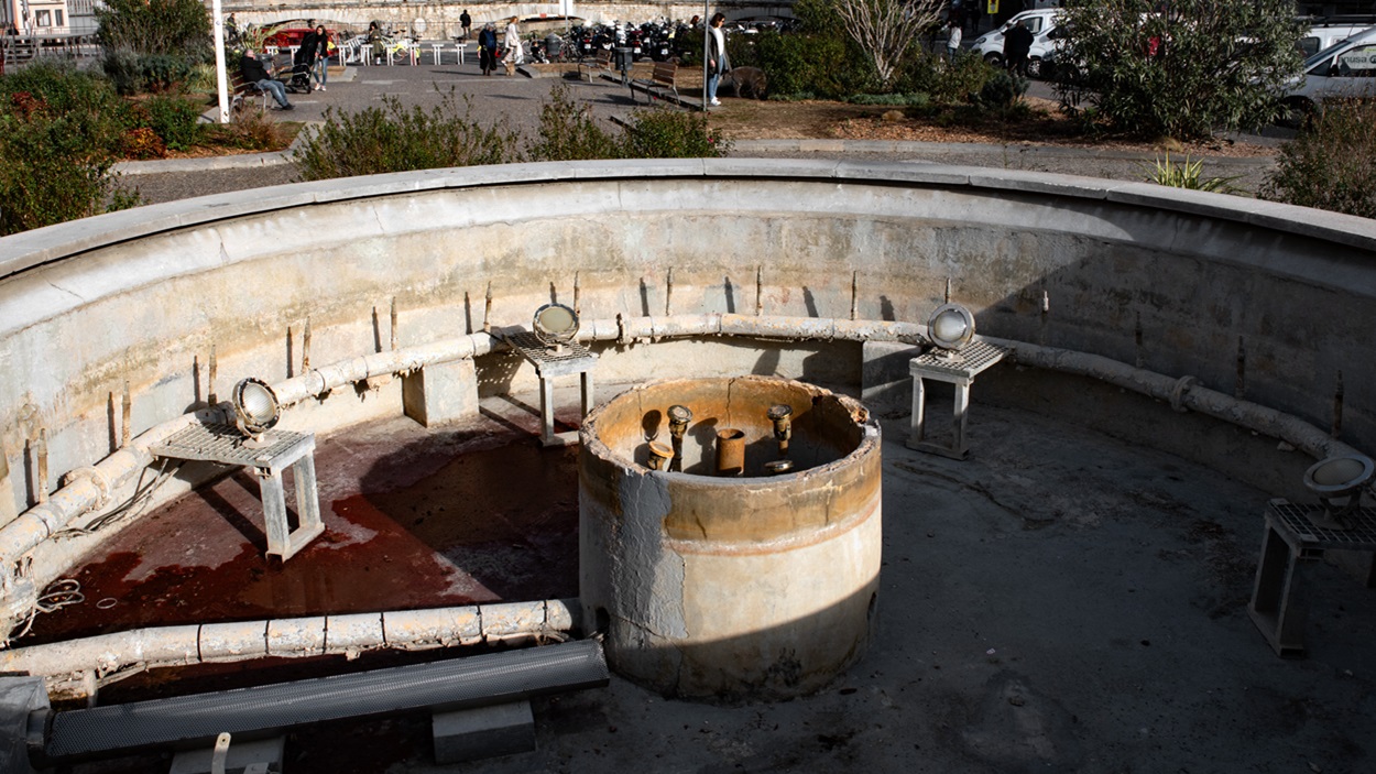 Una fuente sin agua en la Plaça Catalunya. EP.