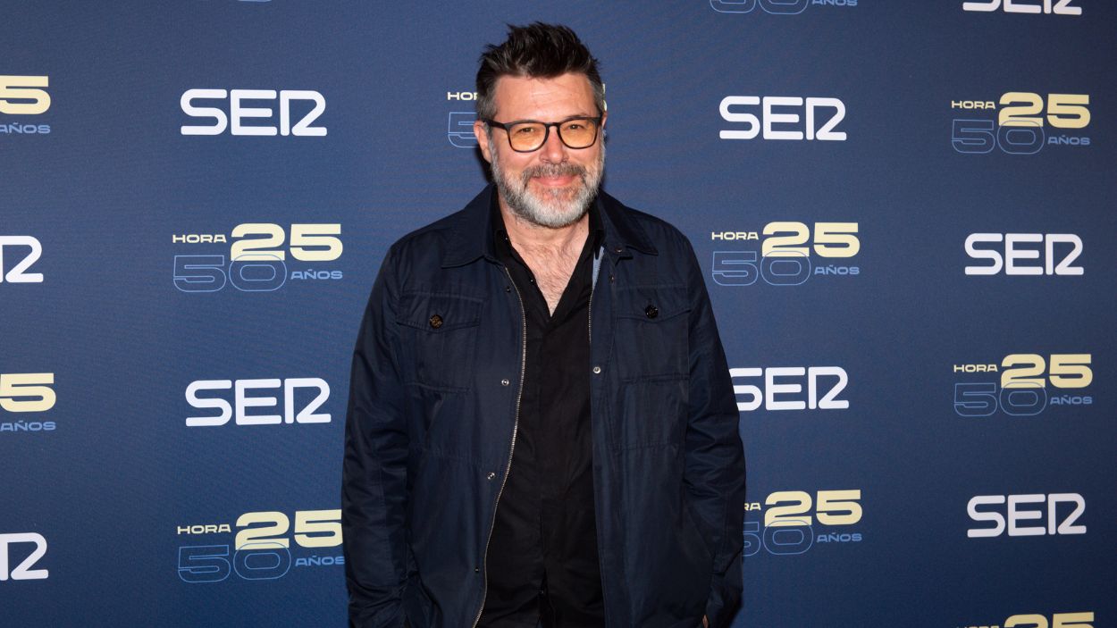 El presentador de televisión Quequé posa en el photocall durante la celebración del 50º aniversario del programa 'Hora 25 de la cadena SER’, en el Teatro Coliseum de Madrid, a 30 de mayo de 2022, 