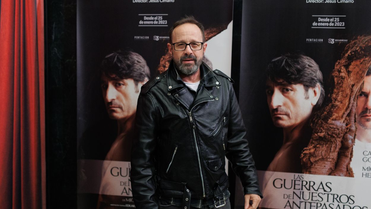 El actor Patxi Freytez posa en el photocall de ‘Las guerras de nuestros antepasados’, en el Teatro Bellas Artes, a 2 de febrero de 2023, en Madrid (España). EP