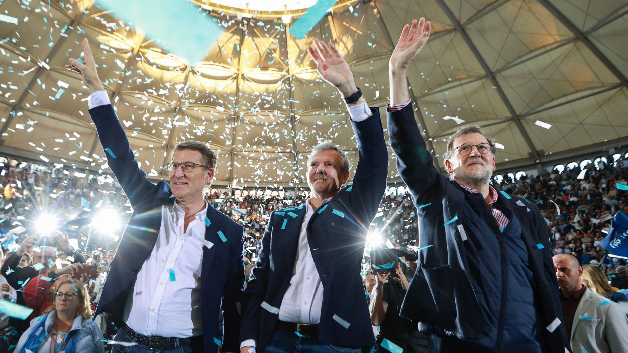 El presidente del Partido Popular, Alberto Núñez Feijóo; el candidato del Partido Popular de Galicia (PPdeG) a la Presidencia de la Xunta, Alfonso Rueda y el expresidente del Gobierno, Mariano Raj