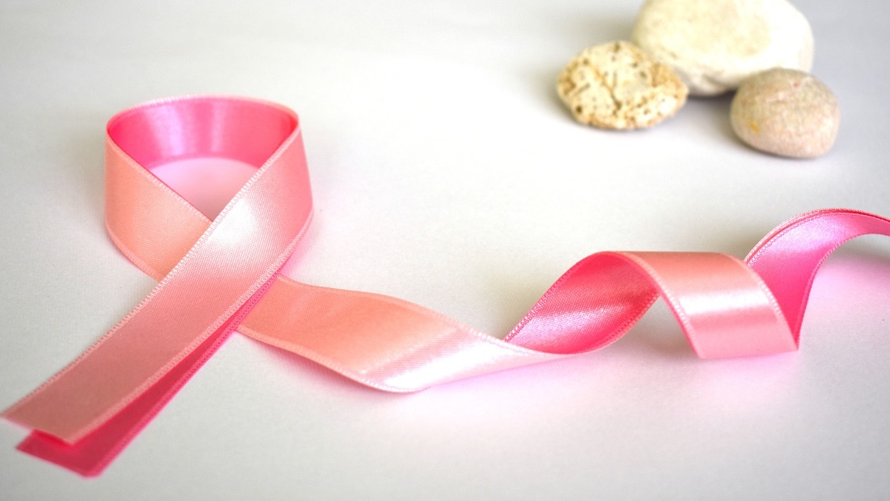 Imagen de recurso de un lazo rosa, símbolo contra el Cáncer de Mama. Pixabay.