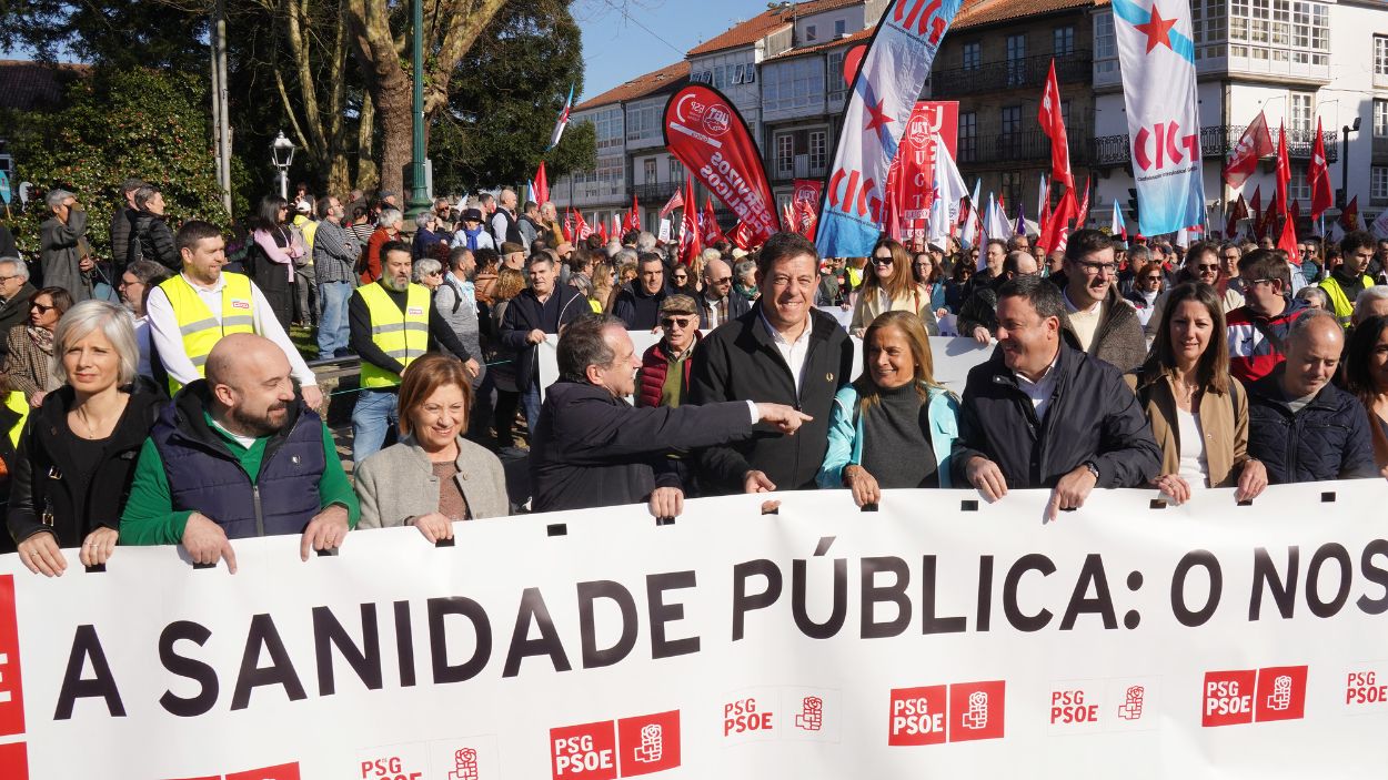 El candidato del Partido de los Socialistas de Galicia (PSdeG) a la Presidencia de la Xunta, José Ramón Gómez Besteiro (c), durante una manifestación en defensa de la sanidad pública, en el parque