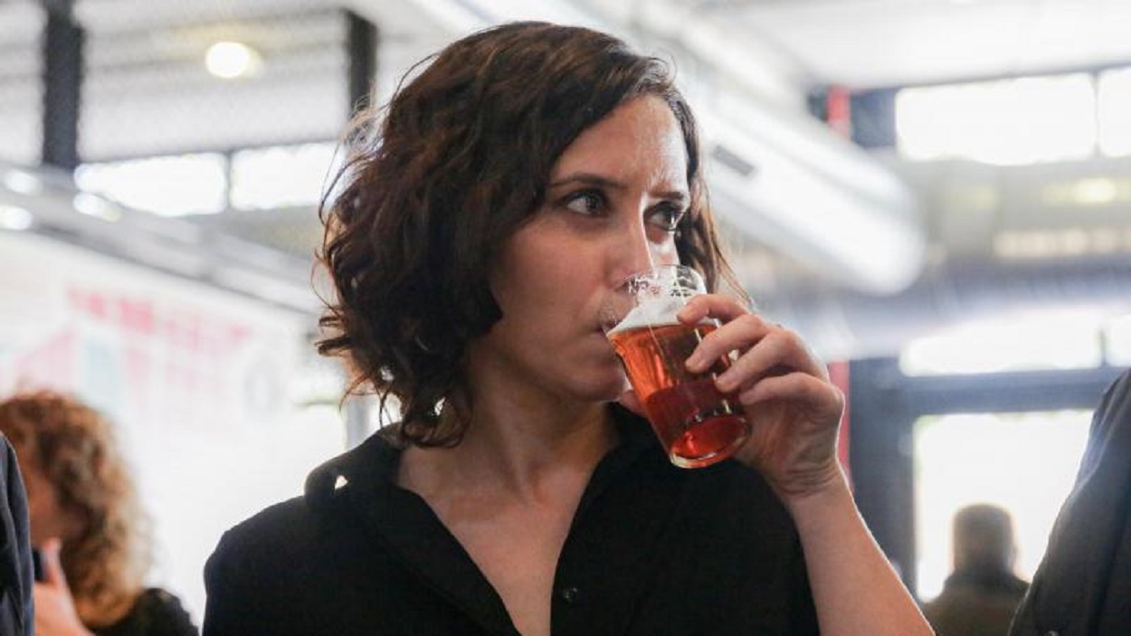 La presidenta de la Comunidad de Madrid, Isabel Díaz Ayuso, se bebe una caña de cerveza