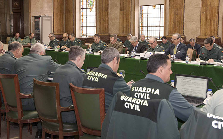 Arsenio Fernández de Mesa preside una sesión del Consejo de la Guardia Civil..., sindicatos y jefes, un hombre, un voto. Foto Guardiacivil.es