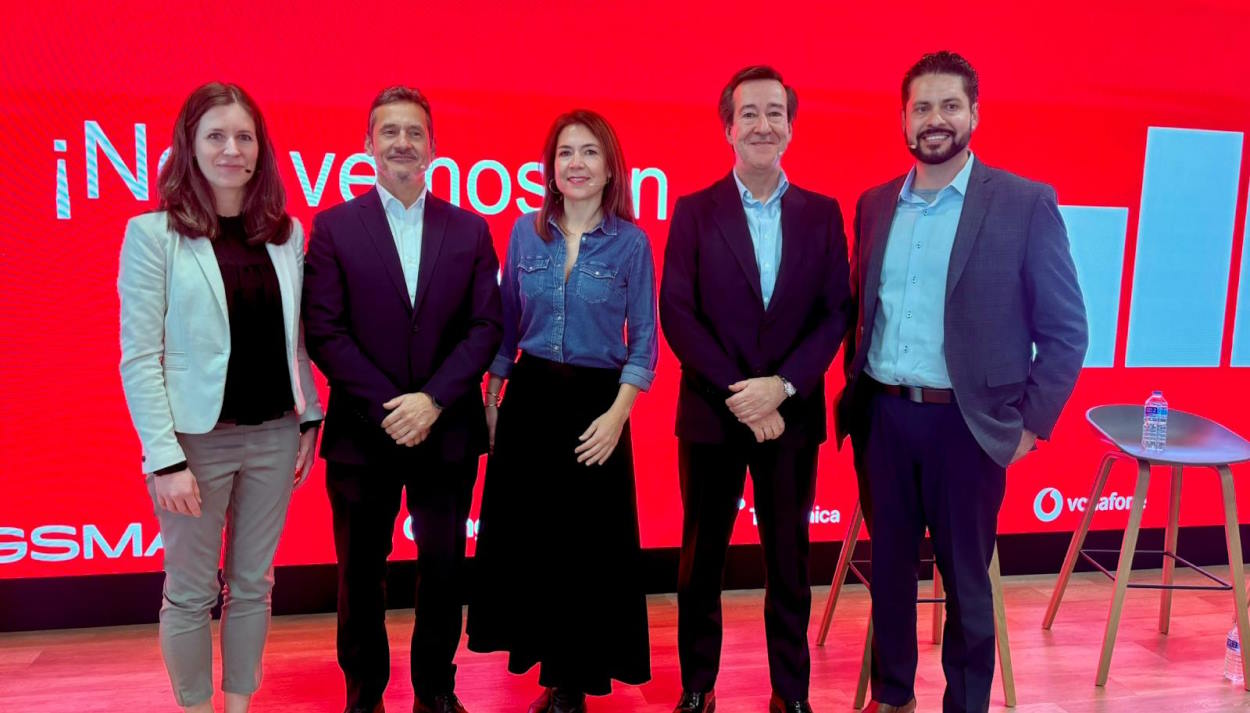 Foto de familia con los representantes de Telefónica, Vodafone y Orange tras la presentación de los dos nuevos servicios de GSMA Open Gateway