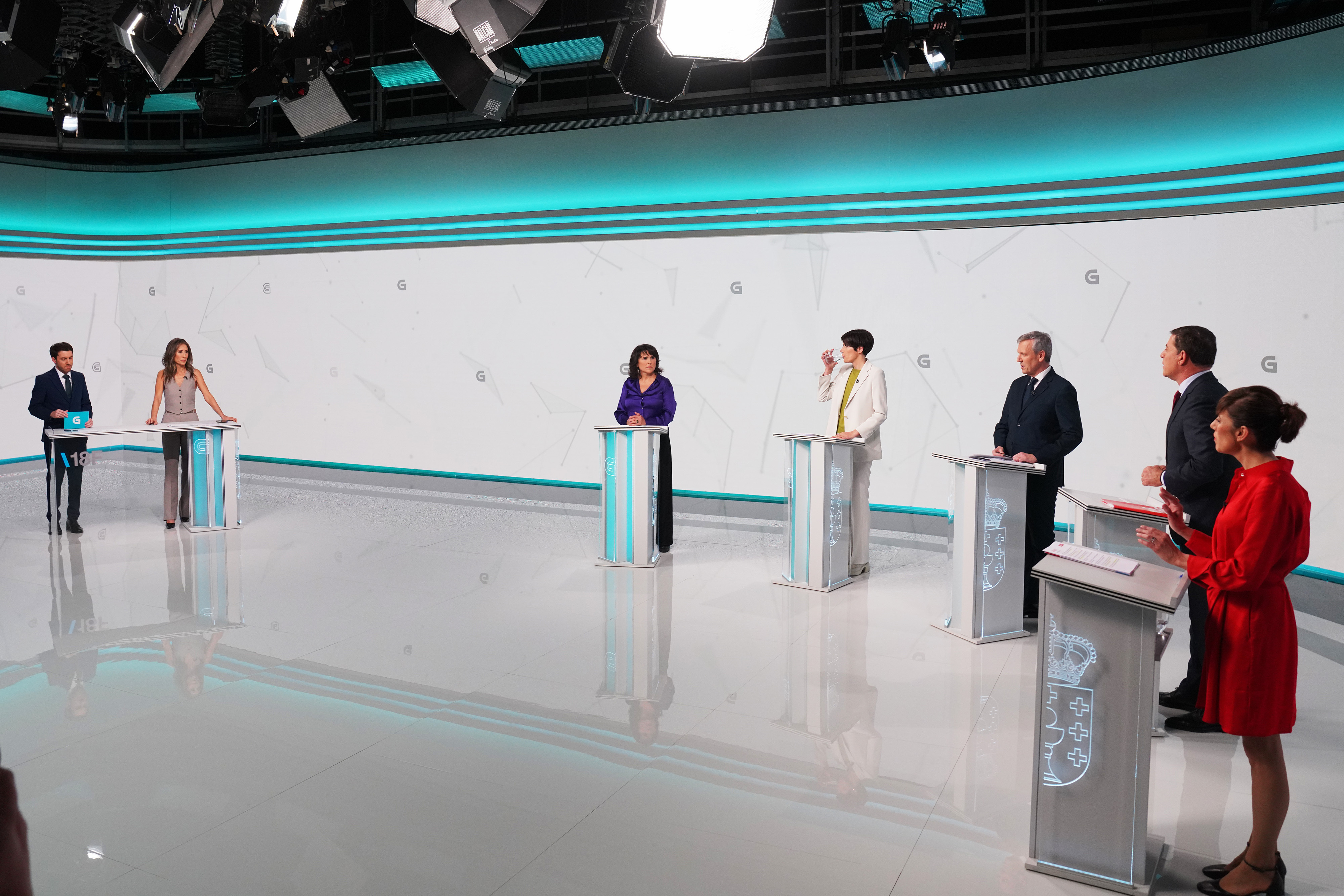 Imagen del "cuatro contra uno" del debate de ayer en la CRTVG con los dos moderadores a la izquierda (Foto: Europa Press).