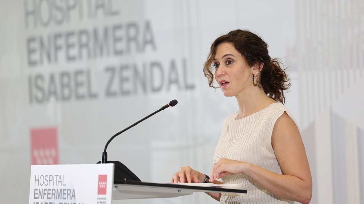 La presidenta de la Comunidad de Madrid, Isabel Díaz Ayuso, en el Isabel Zendal