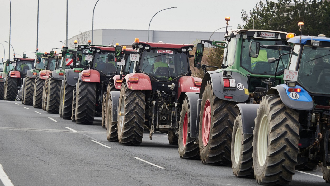 Decenas de tractores colapsan las carreteras. EP.