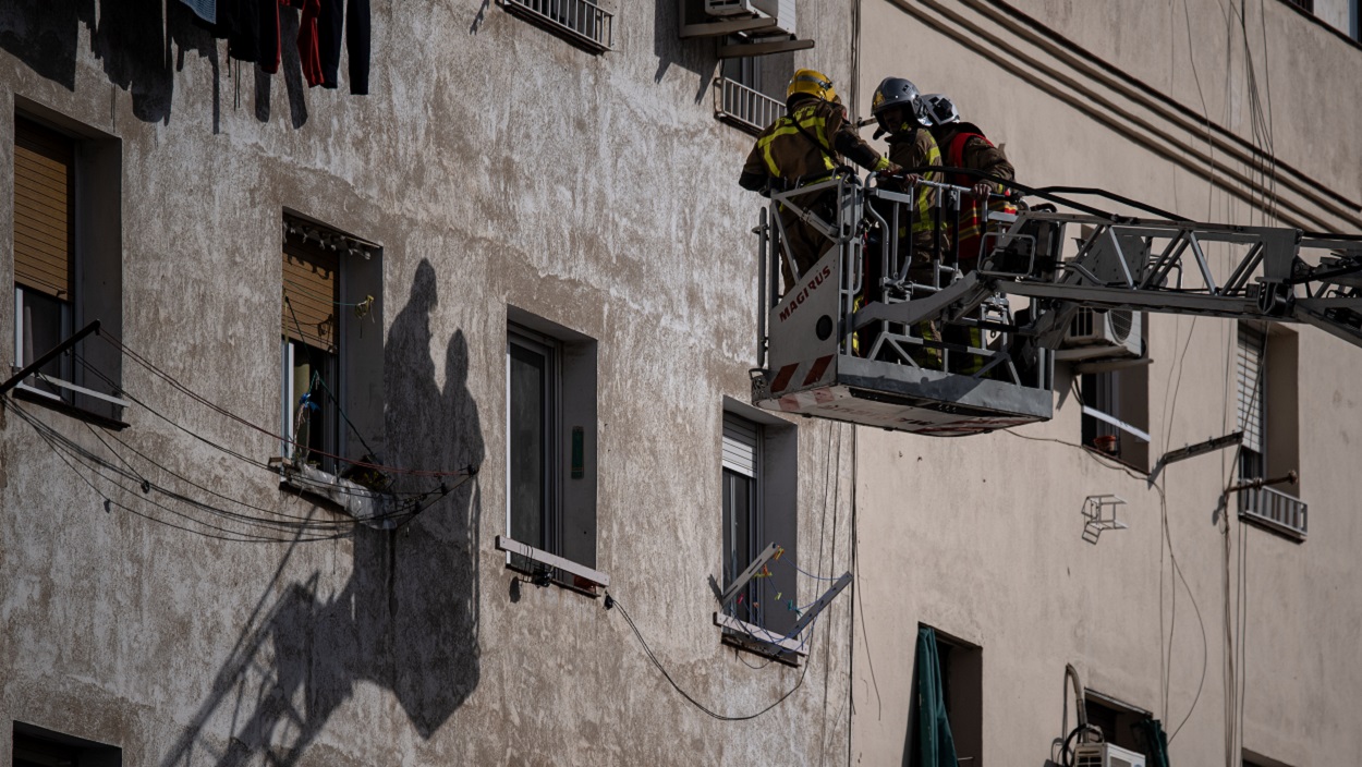 Varios bomberos trabajan tras el derrumbe de un edificio en Badalona. EP.