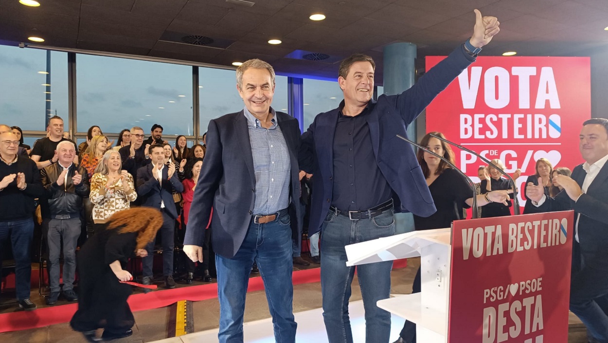 El expresidente del Gobierno José Luis Rodríguez Zapatero y el candidato socialista a la Presidencia de la Xunta, José Ramón Gómez Bestiero, en el mitin celebrado en el Palexo de A Coruña. EP.