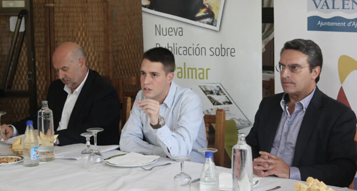 Ignacio Aleixandre, en el centro, en un acto de la Diputación de Valencia.