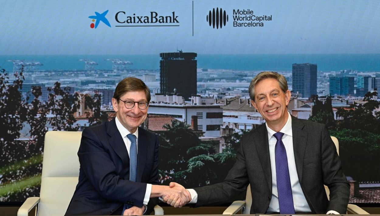 José Ignacio Goirigolzarri, presidente de CaixaBank, y Francesc Fajula, CEO de Mobile World Capital Barcelona, durante la firma