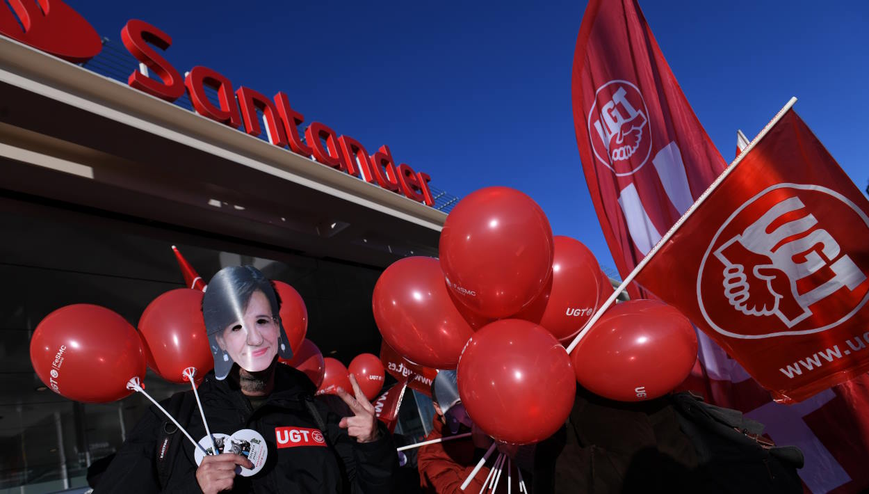 Manifestación de los sindicatos del sector financiero ante la sede de Banco Santander. EP