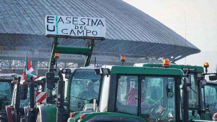 Huelga de tractores, en directo: las protestas de agricultores colapsan Barcelona y cortan carreteras de toda España