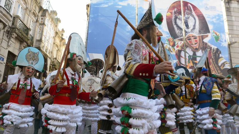 Cigarrones desfilando en el Carnaval de Verín en Orense. EP