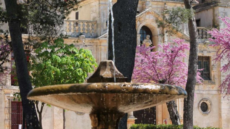 Fuente de los Tritones y fachada de la Iglesia de San Francisco Javier, Nuevo Baztán, Madrid. 