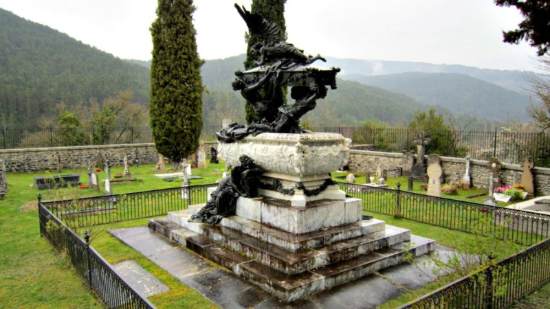 Mausoleo de Julián Gayarre en el Cementerio de la villa de Roncal. Turismo Navarra