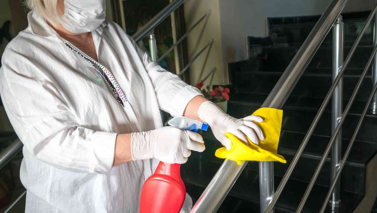 Una empleada trabaja en tareas de desinfección en un hotel. EP