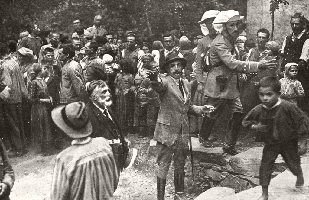 Alfonso XIII en su famoso viaje a Las Hurdes, retratado por Pepe Campúa.